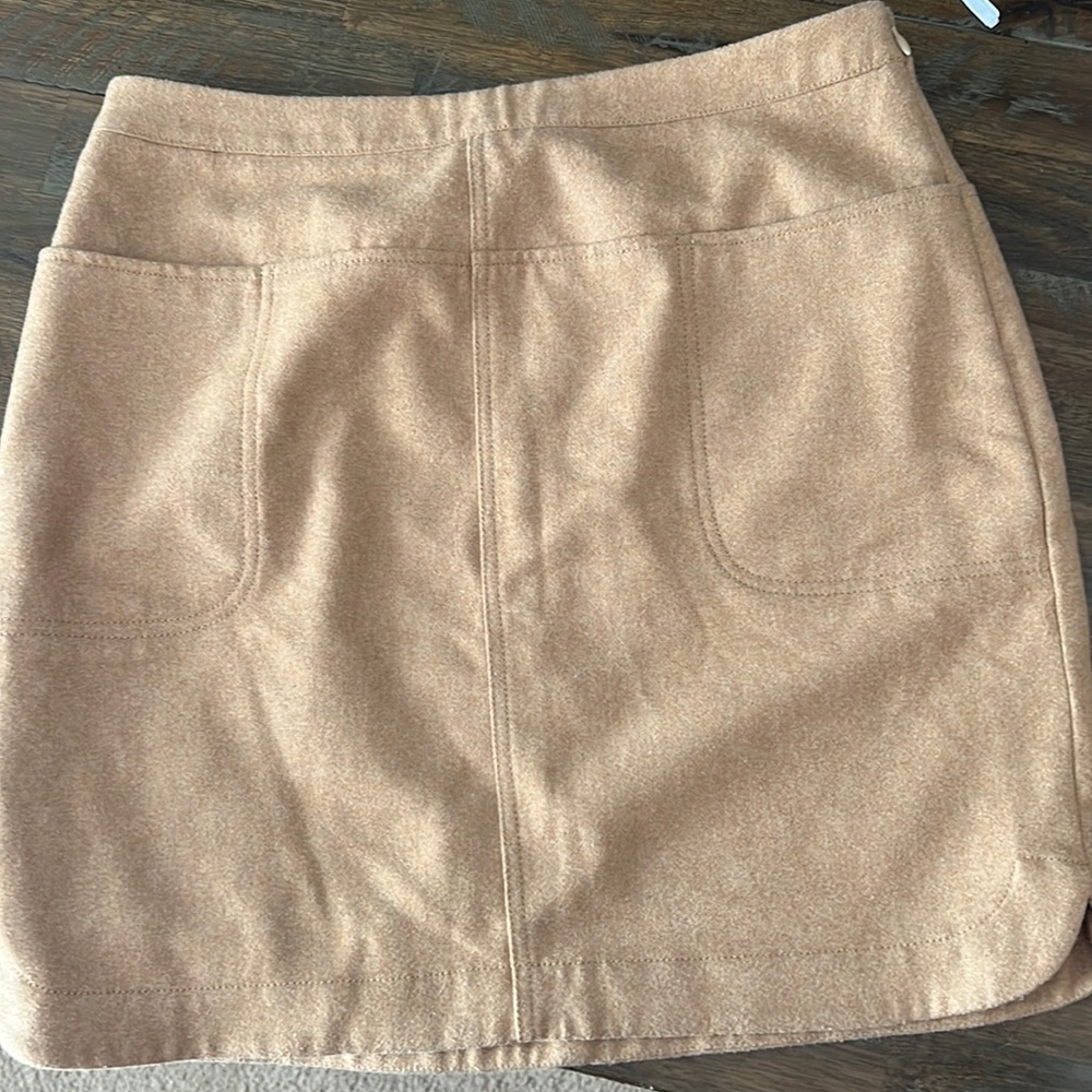 Vinyard Vines - Size 6 - tan skirt with front pockets